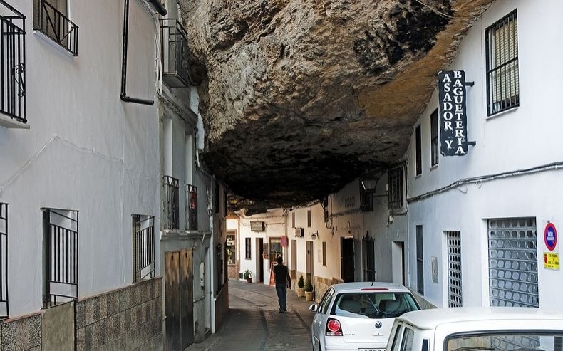 Photo of Сетениль-де-лас-Бодегас - город, построенный в скале