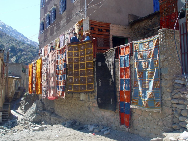 Photo of Просушка ковров на деревенской фабрике, Марокко