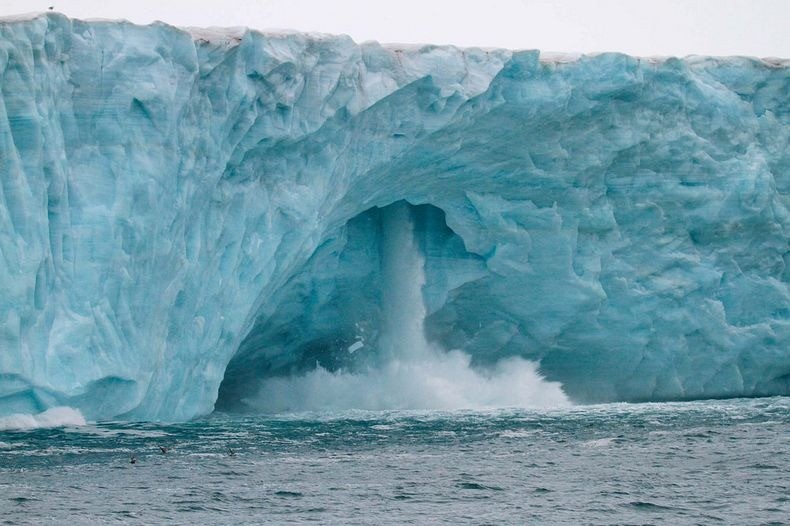 Photo of Ледниковые водопады архипелага Шпицберген