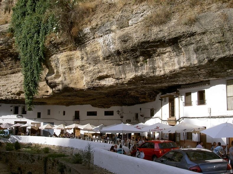 Photo of Сетениль-де-лас-Бодегас - город, построенный в скале